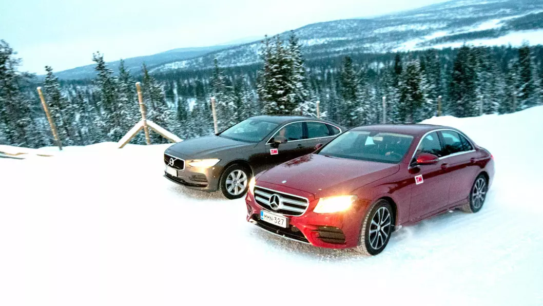 SCORER HØYT: Både Volvo S90 og Mercedes-Benz E 220 (nærmest) får sterke testresultater i vinterkulda.