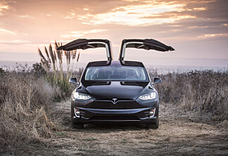 Tesla tilbakekaller Model X og Y med interiørfeil