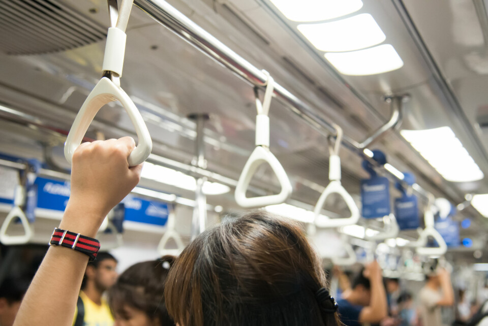 FLERE MÅ STÅ: For å løse trengselen på buss og bane i rushtiden, foreslår TØI dyrere billetter og fjerning av seter slik at flere må stå. Foto: Colourbox