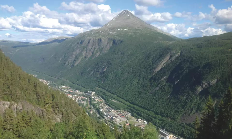 HØYE FJELL OG DYPE DALER: Rjukan og Gaustatoppen sett fra Krossobanen. Foto: Reidar Stangenes