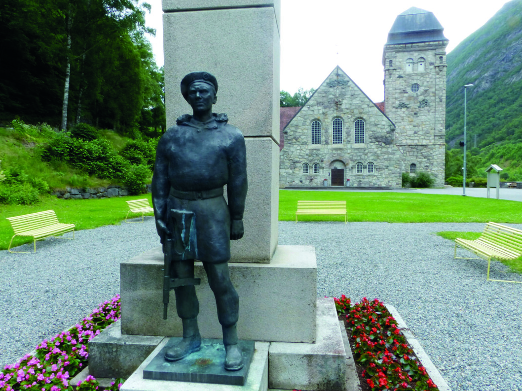 ALLTID BEREDT: Soldat på vakt ved Rjukan kirke. ALLTID BEREDT: Soldat på vakt ved Rjukan kirke.