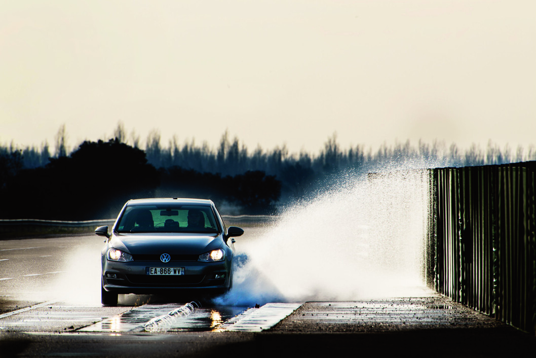 HARD KONKURRANSE: Bridgestone og Wanli er begge svært nær 80 km/t før grepet slipper. Foto: Lasse Allard HARD KONKURRANSE: Bridgestone og Wanli er begge svært nær 80 km/t før grepet slipper. Foto: Lasse Allard