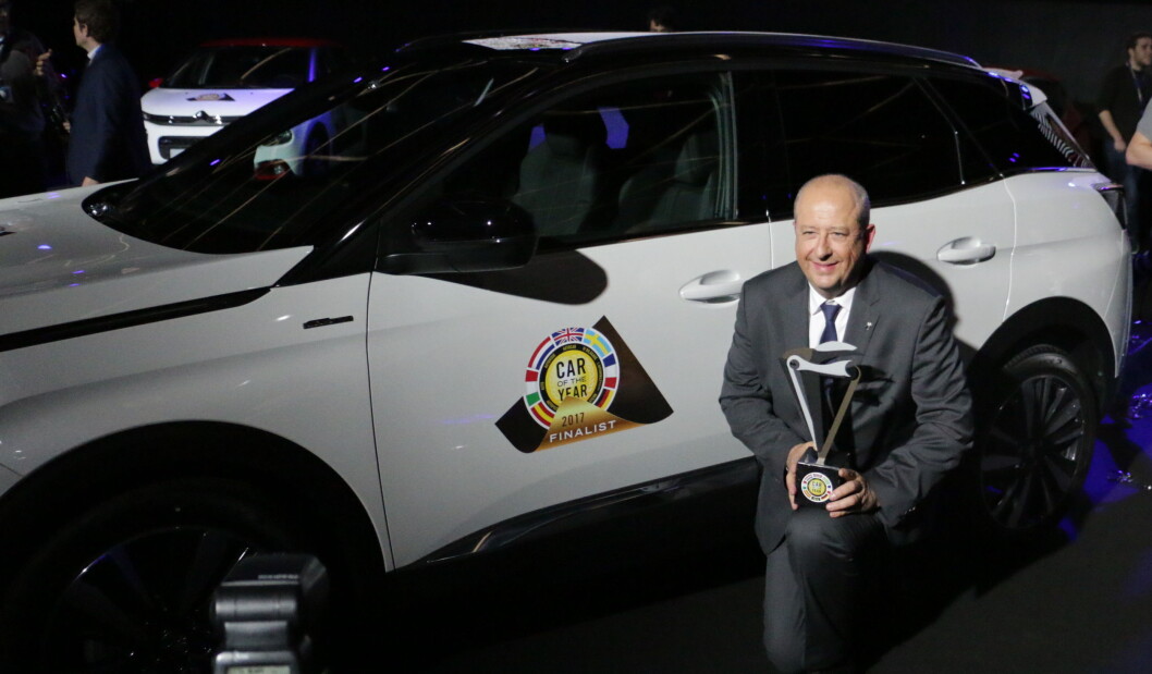 PRISVINNER: Peugeot-sjefen Jean-Philippe Imparato var strålende fornøyd med «Car of the Year»-utmerkelse for selskapets 3008-modell. Foto: Peter Raaum PRISVINNER: Peugeot-sjefen Jean-Philippe Imparato var strålende fornøyd med «Car of the Year»-utmerkelse for selskapets 3008-modell. Foto: Peter Raaum