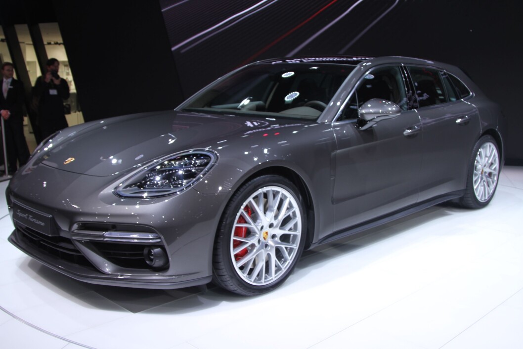 PRAKTISK: Sport Tourer er noe så sjeldent som en familiebil fra Porsche. Baksetet har plass til fem og bagaserommet passer en liten familie. Foto: Rune Korsvoll PRAKTISK: Sport Tourer er noe så sjeldent som en familiebil fra Porsche. Baksetet har plass til fem og bagaserommet passer en liten familie. Foto: Rune Korsvoll