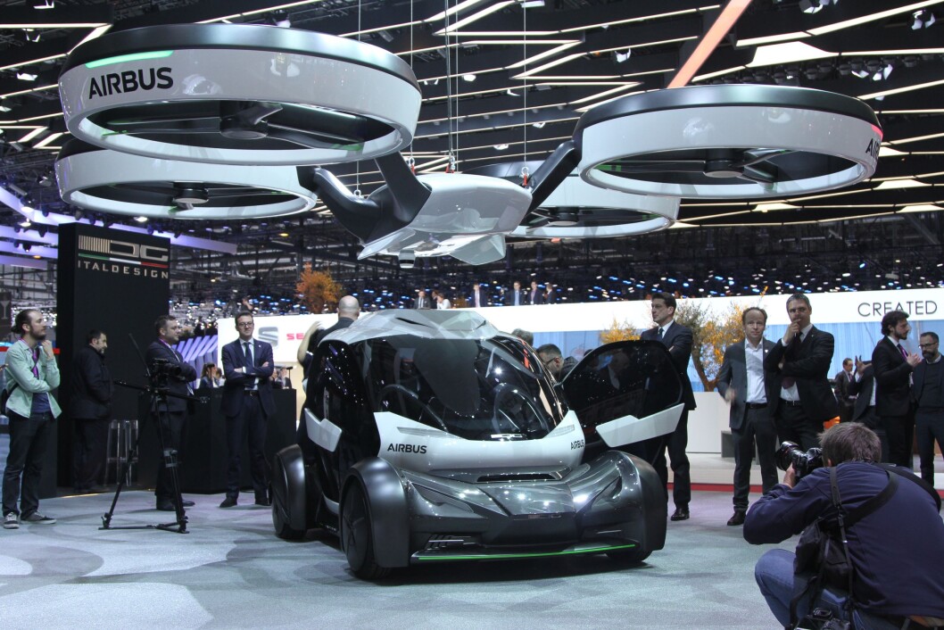 AIRBUS DRONE: Airbus har utviklet denne toseters bybilen, der passasjerene sitter i en kapsel på toppen av drivverket. Blir du sittende i en kø kommer en drone på fem ganger fem meter, tar tak i kapselen og løfter den forbi køen. Foto: Rune Korsvoll AIRBUS DRONE: Airbus har utviklet denne toseters bybilen, der passasjerene sitter i en kapsel på toppen av drivverket. Blir du sittende i en kø kommer en drone på fem ganger fem meter, tar tak i kapselen og løfter den forbi køen. Foto: Rune Korsvoll