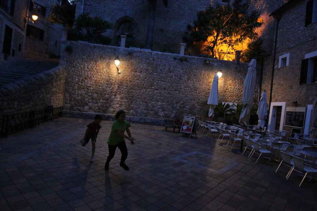 GØY PÅ TORGET: Ungene har plass til å leke sisten på torget i Fornalutx, en av de mange landsbyperlene på Mallorca. Foto: Peter Raaum GØY PÅ TORGET: Ungene har plass til å leke sisten på torget i Fornalutx, en av de mange landsbyperlene på Mallorca. Foto: Peter Raaum