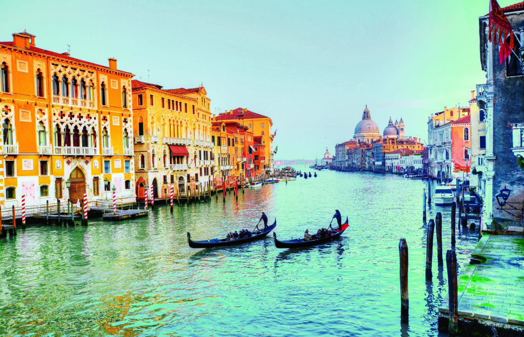 VANNVEIEN: Venezia har mer enn 40 kilometer med kanaler på kryss og tvers gjennom byen, og størst blant disse: Canal Grande. Foto: Shutterstock VANNVEIEN: Venezia har mer enn 40 kilometer med kanaler på kryss og tvers gjennom byen, og størst blant disse: Canal Grande. Foto: Shutterstock