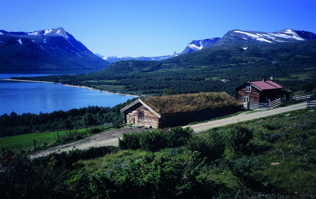 STORSLÅTT: Den klassiske utsikten mot Gjevilvatnet, Rauøra og fjellene er blant Trollheimens flotteste. Foto: Per Roger Lauritzen STORSLÅTT: Den klassiske utsikten mot Gjevilvatnet, Rauøra og fjellene er blant Trollheimens flotteste. Foto: Per Roger Lauritzen