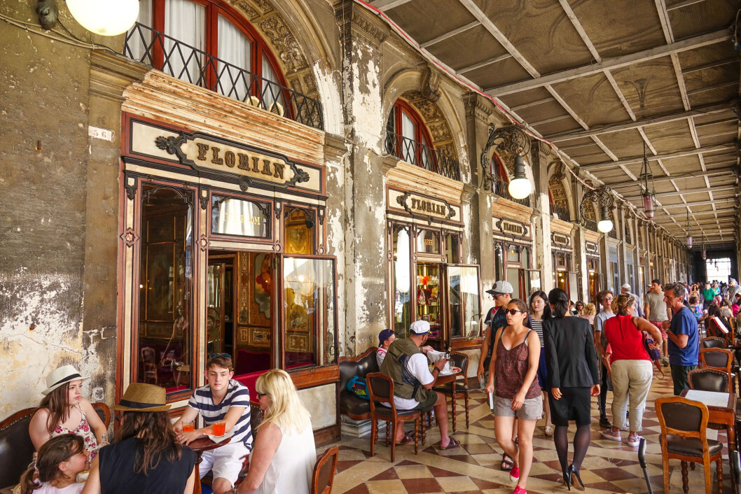 HISTORIE: Caffé Florian på Markusplassen i Venezia ble åpnet i 1720, og regnes som Europas eldste kafé. Foto: Shutterstock HISTORIE: Caffé Florian på Markusplassen i Venezia ble åpnet i 1720, og regnes som Europas eldste kafé. Foto: Shutterstock