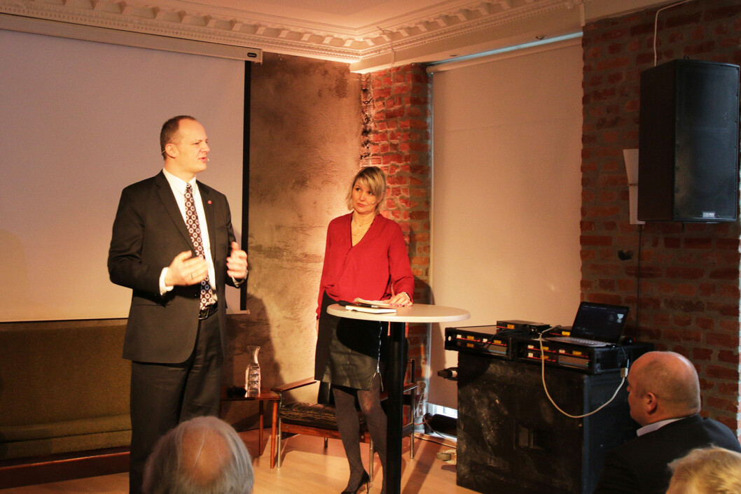 KLOKKERTRO: Samferdselsminister Ketil Solvik-Olsen og kommunikasjonssjef Inger Elisabeth Sagedal i NAF på frokostmøte om veien mot nullutslipp i trafikken. Foto: Peter Raaum KLOKKERTRO: Samferdselsminister Ketil Solvik-Olsen og kommunikasjonssjef Inger Elisabeth Sagedal i NAF på frokostmøte om veien mot nullutslipp i trafikken. Foto: Peter Raaum