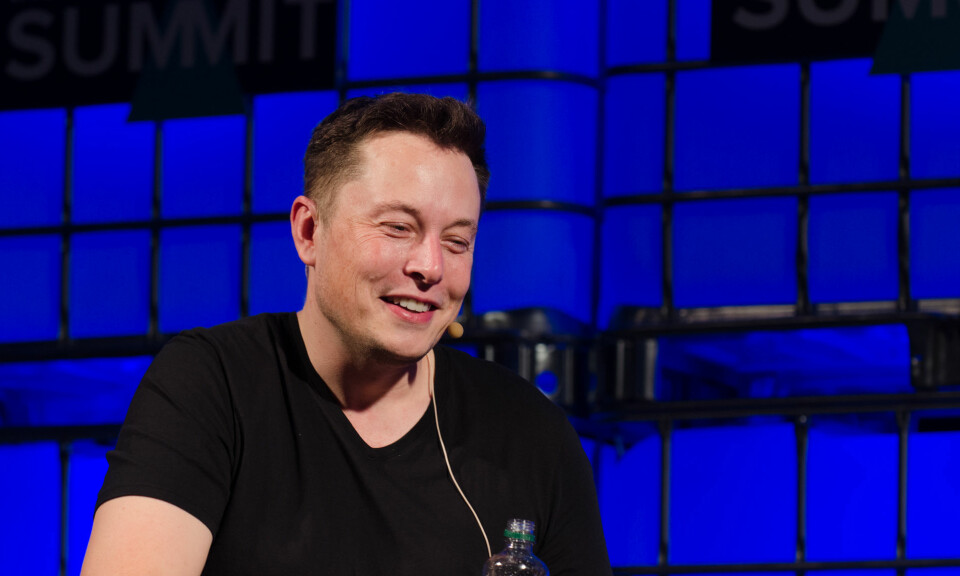 VILLE HA INNSPILL: Tesla, her ved eier Elon Musk, åpnet nylig for at bileierne kunne gi tilbakemeldinger i en Twitter-tråd.