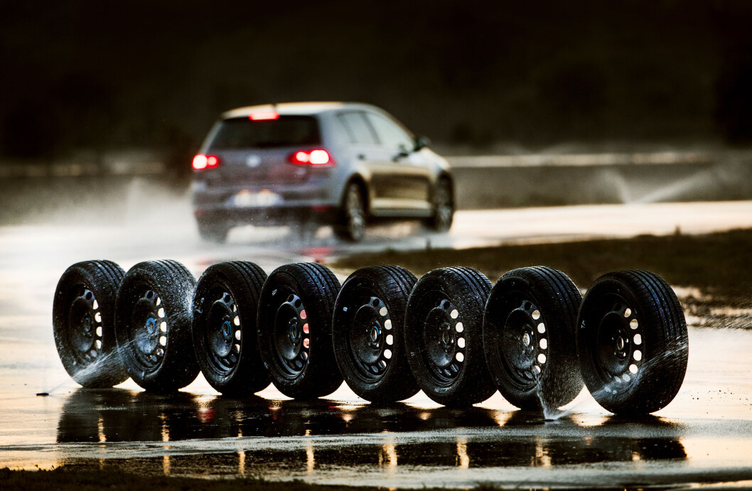 HALV PRIS: De tre kinesiske dekkene som Motor kan anbefale, koster omtrent halvparten av de beste premium-dekkene. Foto: Lasse Allard HALV PRIS: De tre kinesiske dekkene som Motor kan anbefale, koster omtrent halvparten av de beste premium-dekkene. Foto: Lasse Allard
