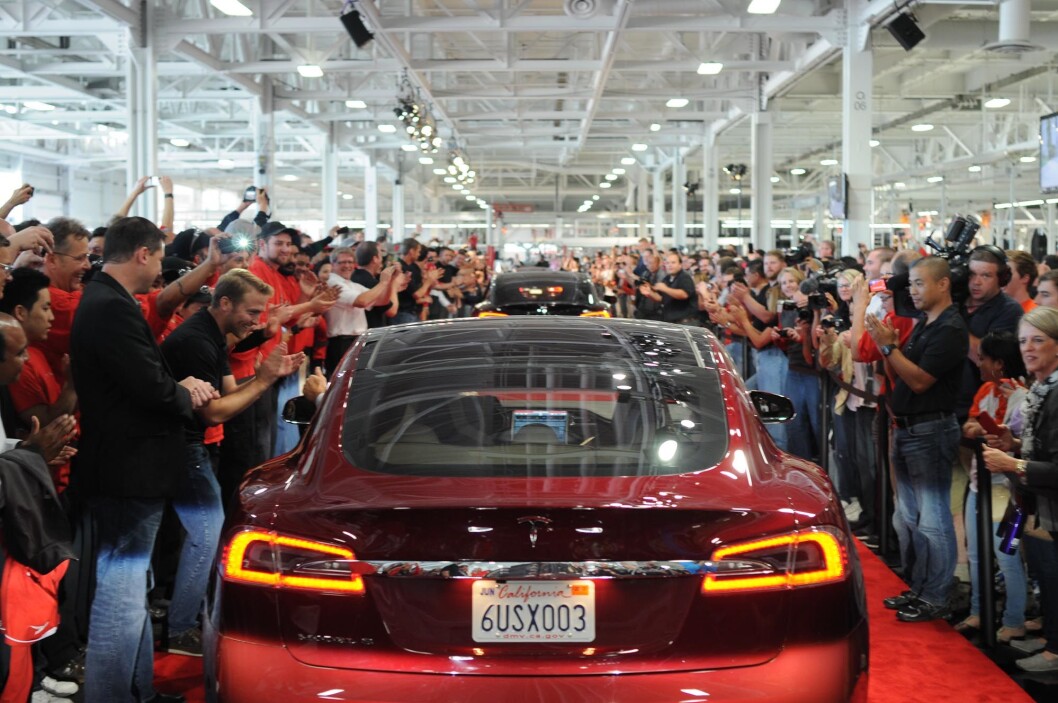 KINA NESTE: Tesla, her med en Model S fotografert på en parade i selskapets fabrikk i Freemont, USA; har fått en kinesisk storeier. Foto: Steve Jurvetson/Flickr KINA NESTE: Tesla, her med en Model S fotografert på en parade i selskapets fabrikk i Freemont, USA; har fått en kinesisk storeier. Foto: Steve Jurvetson/Flickr
