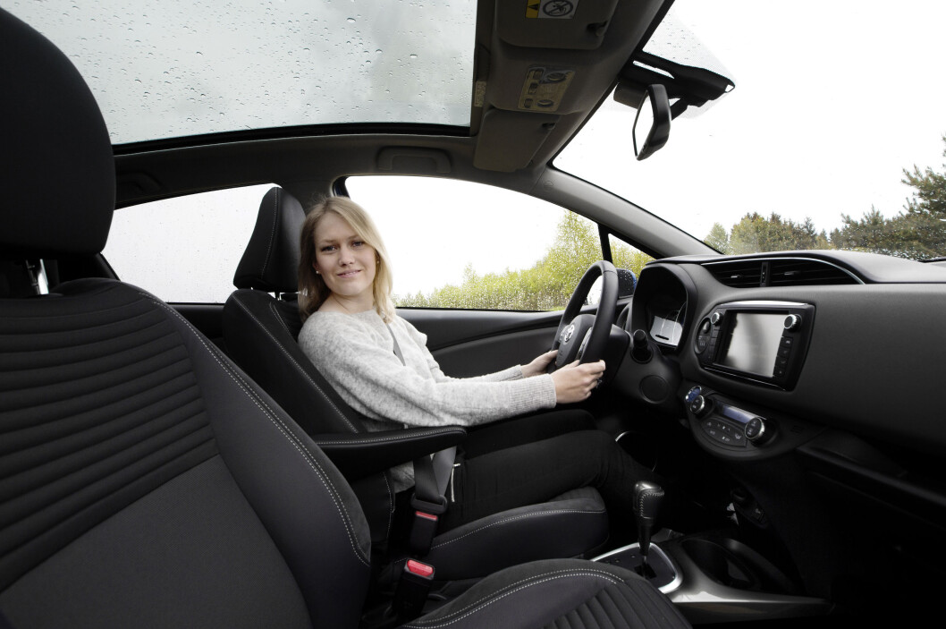KVINNER VELGER ELEKTRISK: Lille Toyota Yaris Hybrid er en favoritt blant kvinner, når ny bil skal kjøpes. Nesten alle de ti mest populære kvinne-bilene har en eller annen form for elektrifisering. Foto: Nina Ruud KVINNER VELGER ELEKTRISK: Lille Toyota Yaris Hybrid er en favoritt blant kvinner, når ny bil skal kjøpes. Nesten alle de ti mest populære kvinne-bilene har en eller annen form for elektrifisering. Foto: Nina Ruud
