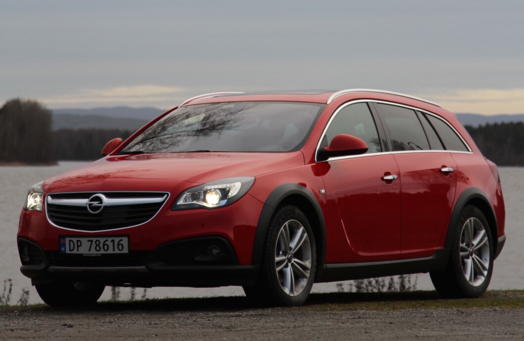 BARSK: Ny motor, firehjulstrekk og høyere bakkeklaring, gjør Opel Insignia Country Tourer til et spennende alternativ for deg som ønsker en litt barskere stasjonsvogn. Foto: Rune Korsvoll BARSK: Ny motor, firehjulstrekk og høyere bakkeklaring, gjør Opel Insignia Country Tourer til et spennende alternativ for deg som ønsker en litt barskere stasjonsvogn. Foto: Rune Korsvoll