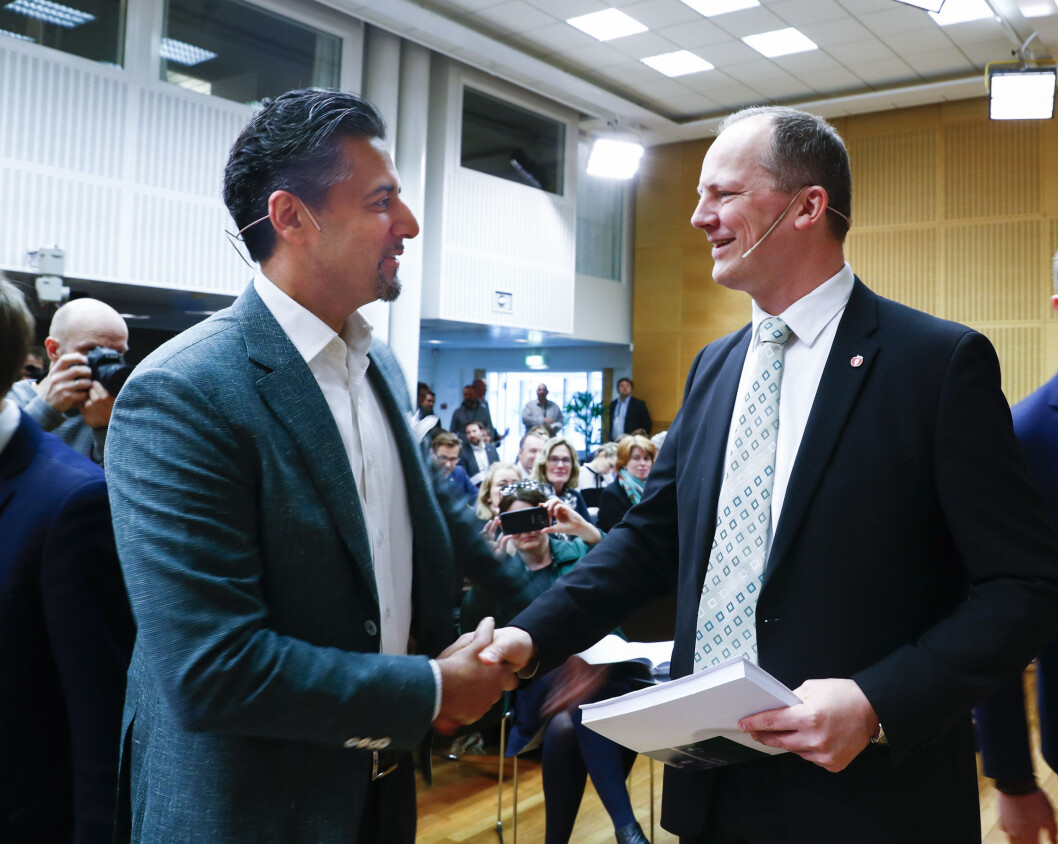 GRATULERER: Et varmt håndtrykk mellom statsråd Ketil Solvik-Olsen (Frp, til høyre) og Abid Raja (V) under framleggelsen av NTP – der Raja kunne glede seg over en transportplan som gjør det lettere å rømme fra svigermor. Foto: Terje Pedersen/NTB scanpix GRATULERER: Et varmt håndtrykk mellom statsråd Ketil Solvik-Olsen (Frp, til høyre) og Abid Raja (V) under framleggelsen av NTP – der Raja kunne glede seg over en transportplan som gjør det lettere å rømme fra svigermor. Foto: Terje Pedersen/NTB scanpix