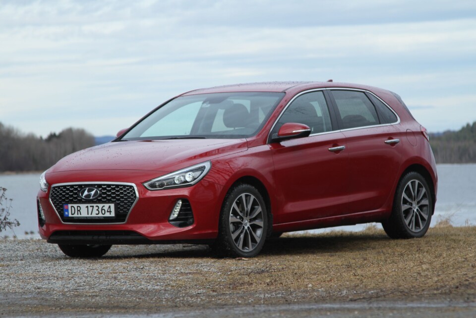 SLÅR GOLF: – Nye Hyundai i30 er blitt så komfortabel og lettkjørt at den fint tåler sammenlikningen med VW Golf. Når det gjelder utstyr, slår den knockout på de fleste. Foto: Rune Korsvoll SLÅR GOLF: – Nye Hyundai i30 er blitt så komfortabel og lettkjørt at den fint tåler sammenlikningen med VW Golf. Når det gjelder utstyr, slår den knockout på de fleste. Foto: Rune Korsvoll