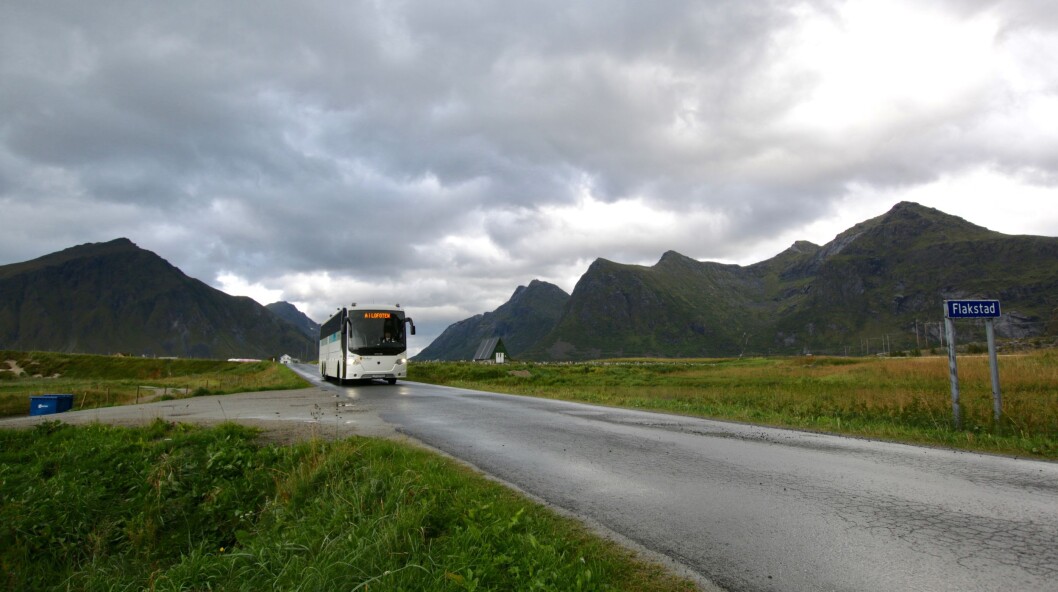 FINN EN FEIL: Rasutsatte Flakstad kommune i Lofoten er et av stedene som får ny vei – med tilhørende bomskilt. Foto: Peter Raaum FINN EN FEIL: Rasutsatte Flakstad kommune i Lofoten er et av stedene som får ny vei – med tilhørende bomskilt. Foto: Peter Raaum