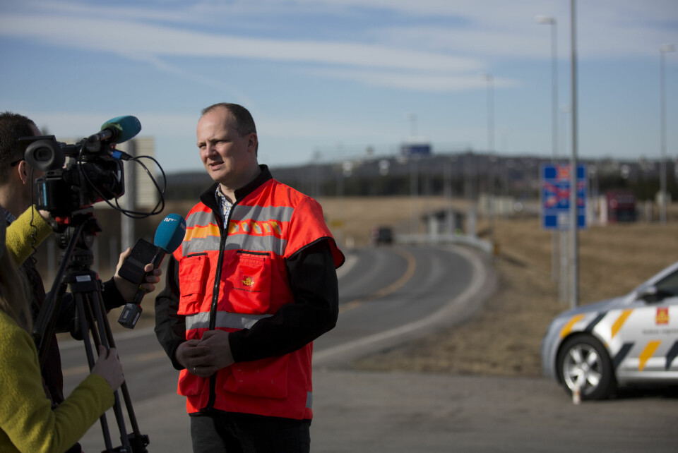 FORTSATT BOM: Samferdselsminister Ketil Solvik-Olsen i intervju med NRK i forbindelse med stengningen av bomanlegget på E16 ved Nybakk i slutten av mars. Foto: Espen Røst