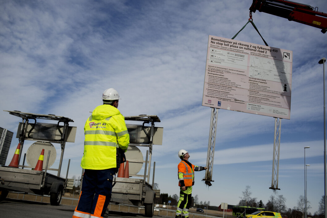 SJELDENT SYN: Nedmontering av bomanlegg er ikke noe vanlig syn i Norge. Og fortsatt skal flere bomanlegg opp enn ned. Foto: Espen Røst SJELDENT SYN: Nedmontering av bomanlegg er ikke noe vanlig syn i Norge. Og fortsatt skal flere bomanlegg opp enn ned. Foto: Espen Røst