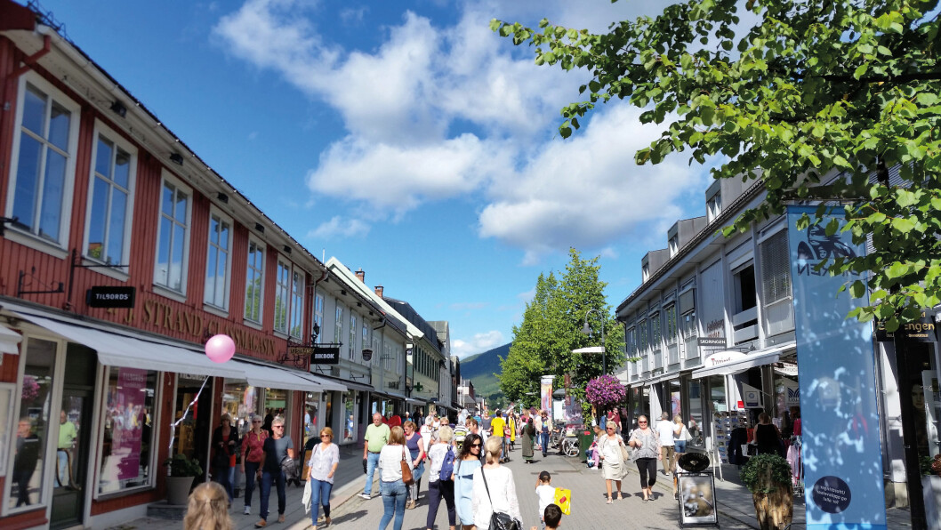 NORGES FINESTE? Tidligere gikk hovedveien mot nord, Riksvei 50, gjennom Storgata på Lillehammer. I dag er dette en landets fineste gågater. Foto: Reidar Stangenes NORGES FINESTE? Tidligere gikk hovedveien mot nord, Riksvei 50, gjennom Storgata på Lillehammer. I dag er dette en landets fineste gågater. Foto: Reidar Stangenes