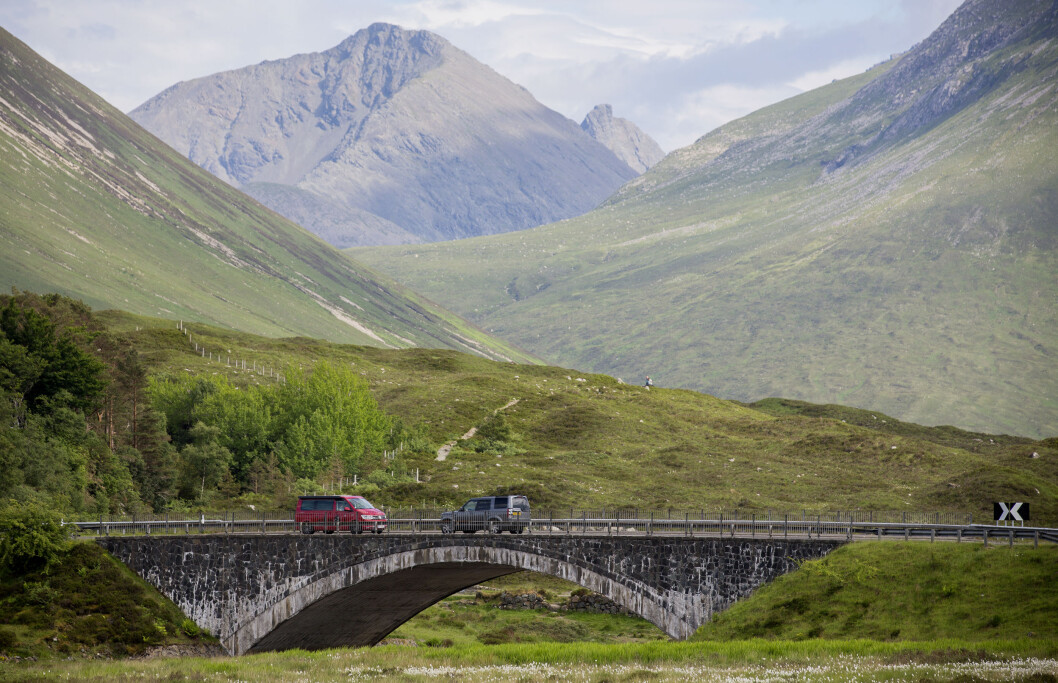 BRO, BRO: Staselig steinbro ved Sligachan på Skye. Foto: Tomm W. Christiansen BRO, BRO: Staselig steinbro ved Sligachan på Skye. Foto: Tomm W. Christiansen