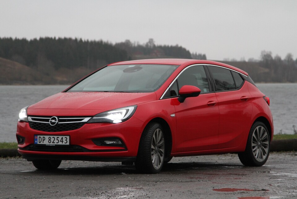 PRISGUNSTIG: Nye Opel Astra med ny stil, lavere vekt og mer utstyr. I Norge får den er svært konkurransedyktig pris. Foto: Rune Korsvoll