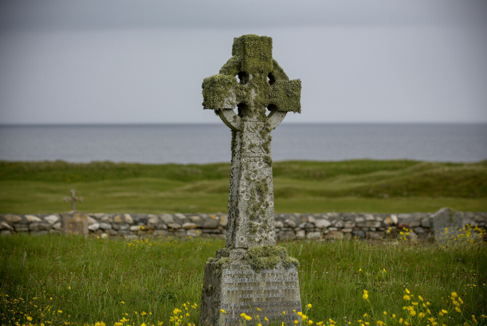 FRED OG RO: Ikke mange steder er det stillere enn på kirkegården på South Uist, ytterst mot Atlanterhavet.
