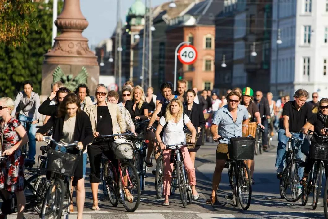 SNART GRØNT: En armada av syklister venter på grønt lys i Nørrebro gade. Foto: Kasper Thye