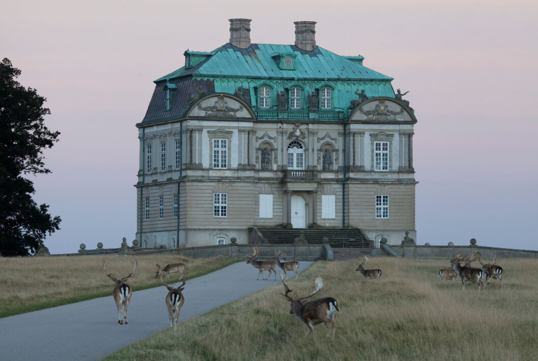 STASELIG: Eremitageslottet ligger flott til nord for Hellerup, midt mellom København sentrum og Louisiana kunstmuseum. Foto: Kim Wyon STASELIG: Eremitageslottet ligger flott til nord for Hellerup, midt mellom København sentrum og Louisiana kunstmuseum. Foto: Kim Wyon