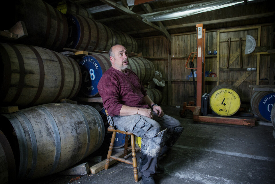 PÅ FAT: God whisky skal lagres minst 10 år på fat. Produsent Mark Tayburn har tid til å vente.