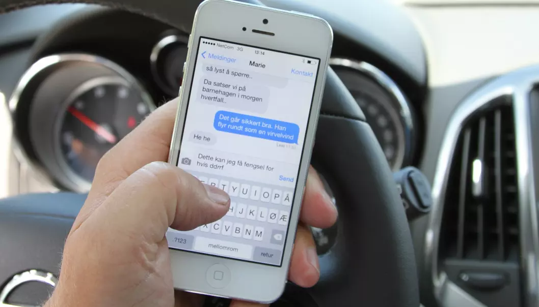 ET LØFT FOR MYE: Teksting er definitivt forbudt, men det kan koste deg dyrt å bare løfte mobilen mens du kjører.
