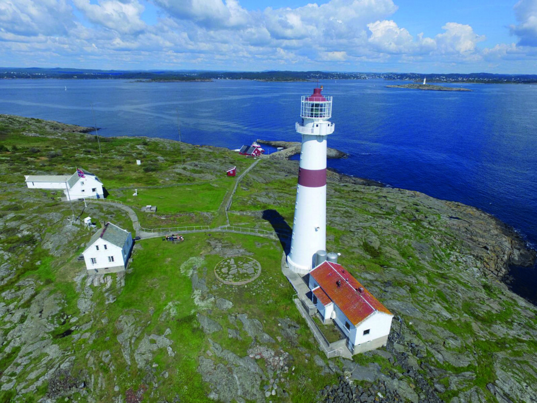 HØYT OPPE: Fra Torungen fyr har du flott utsikt mot leia, Lille Torungen fyr og Arendal. Foto: Knut Mørland HØYT OPPE: Fra Torungen fyr har du flott utsikt mot leia, Lille Torungen fyr og Arendal. Foto: Knut Mørland