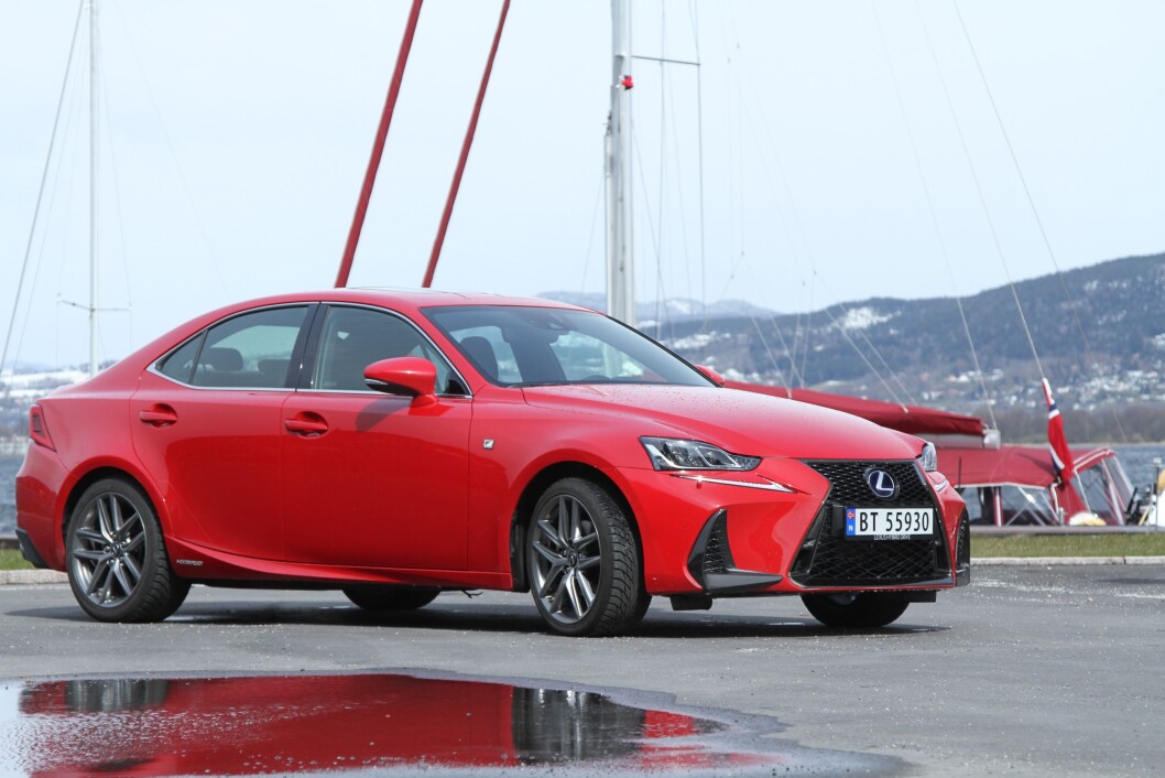 SPORT OG KOMFORT: Lexus IS 300h gir deg mer komfort enn sport, men det passer bra for norske veier. Foto: Rune Korsvoll SPORT OG KOMFORT: Lexus IS 300h gir deg mer komfort enn sport, men det passer bra for norske veier. Foto: Rune Korsvoll