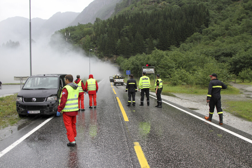 TUNNELBRANN: Hjelpemannskaper ved det sørlige utløpet av Gudvangatunnelen under brannen 5. august 2013. Foto: Einar Morland TUNNELBRANN: Hjelpemannskaper ved det sørlige utløpet av Gudvangatunnelen under brannen 5. august 2013. Foto: Einar Morland
