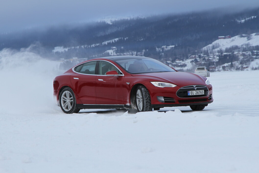 FARLIG FEIL: Feilen på Takatas kollisjonsputer kan føre til at metallsplinter treffer passasjerer i bilen. Foreløpig er det 2012-modellen av S som kalles tilbake. Foto: Rune Korsvoll FARLIG FEIL: Feilen på Takatas kollisjonsputer kan føre til at metallsplinter treffer passasjerer i bilen. Foreløpig er det 2012-modellen av S som kalles tilbake. Foto: Rune Korsvoll
