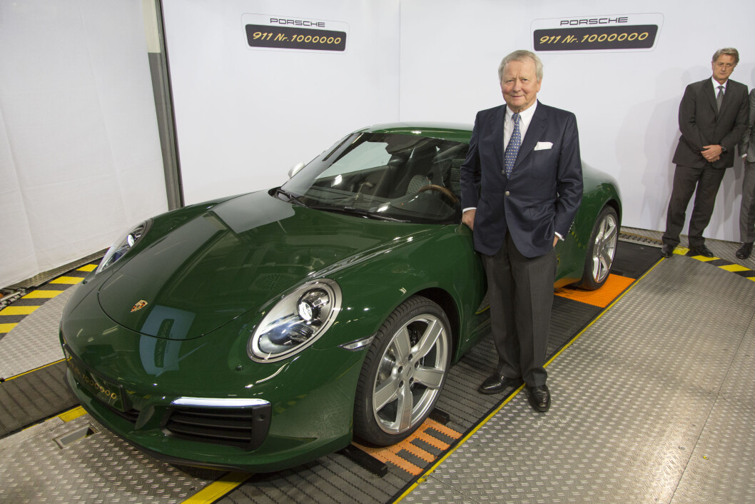 IKONISK: Porsche 911 er produsert i en million eksemplarer siden 1963. Dette er jubileumsbilen sammen med dr Wolfgang Porsche. Foto: Porsche IKONISK: Porsche 911 er produsert i en million eksemplarer siden 1963. Dette er jubileumsbilen sammen med dr Wolfgang Porsche. Foto: Porsche