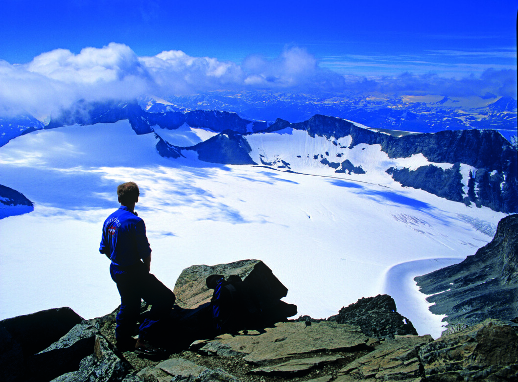 NORGE FOR DINE FØTTER: En tre timers fottur over breen gir deg denne utsikten fra toppen av Galdhøpiggen. Foto: Willy Haraldsen NORGE FOR DINE FØTTER: En tre timers fottur over breen gir deg denne utsikten fra toppen av Galdhøpiggen. Foto: Willy Haraldsen