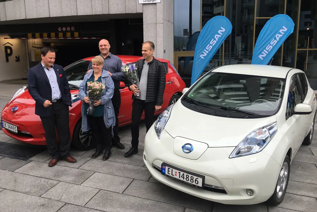 FØRST OG SIST: Jens Kirkebø (t.h.) kjøpte den første kundeutgaven av Nissan Leaf i Norge, mens Ann Cathrine Bjerring Pedersen og Freddy Pedersen i dag fikk Leaf nummer 30.000. Nissans kommunikasjonssjef i Norge, Knut Arne Marcussen, til venstre. FØRST OG SIST: Jens Kirkebø (t.h.) kjøpte den første kundeutgaven av Nissan Leaf i Norge, mens Ann Cathrine Bjerring Pedersen og Freddy Pedersen i dag fikk Leaf nummer 30.000. Nissans kommunikasjonssjef i Norge, Knut Arne Marcussen, til venstre.