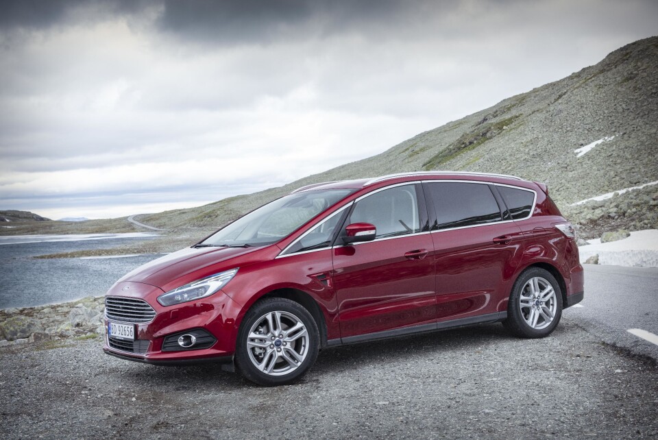 S FOR SUPER: Med S-Max har Ford klart kunststykket å lage en bil for en barnefamilie med behov for mye plass som samtidig er spennende. Foto: Rune Korsvoll