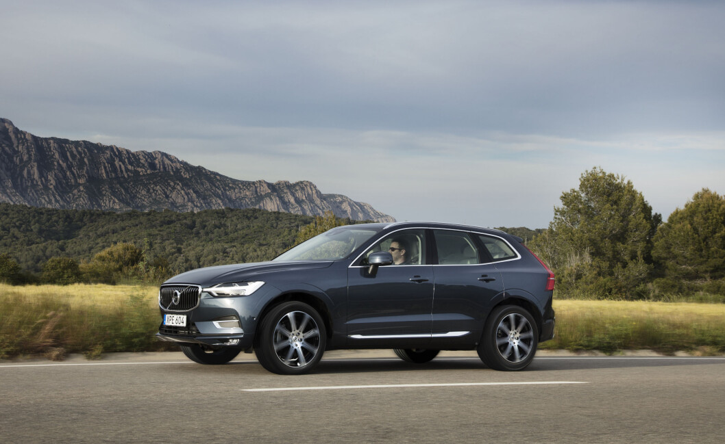 LILLEBROR: At dette er lillebroren til Volvo XC90 er ikke vanskelig å se forfra. Bak og fra siden er den imidlertid betydelig mer kompakt og muskuløs. Foto: Rune Korsvoll LILLEBROR: At dette er lillebroren til Volvo XC90 er ikke vanskelig å se forfra. Bak og fra siden er den imidlertid betydelig mer kompakt og muskuløs. Foto: Rune Korsvoll
