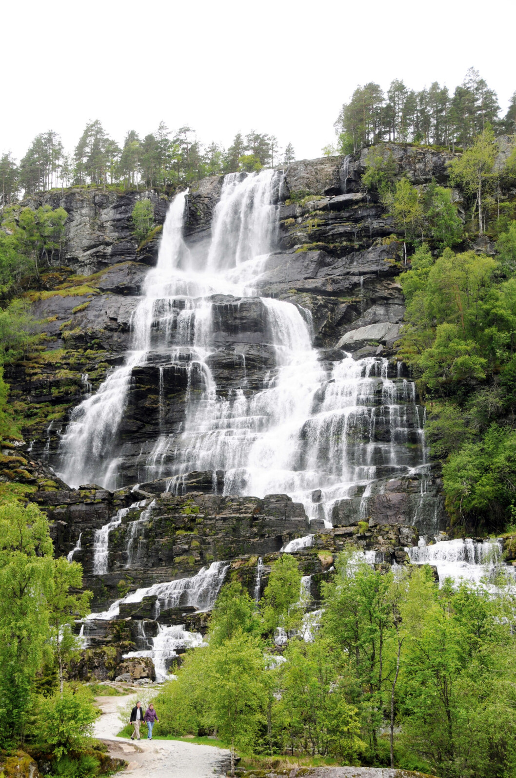 NÆRKONTAKT: Tvindefossen ligger like ved E16. NÆRKONTAKT: Tvindefossen ligger like ved E16.