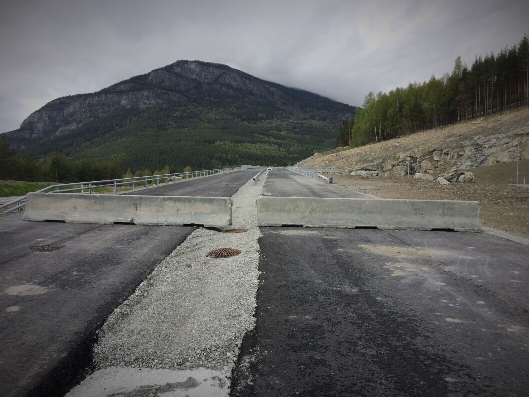 (MOTOR)VEIS ENDE: Her stopper motorvei-delen av E6 i Gudbrandsdalen, med betongblokker over veien nær avkjøringen ved Sjoa. Foto: Geir Røed (MOTOR)VEIS ENDE: Her stopper motorvei-delen av E6 i Gudbrandsdalen, med betongblokker over veien nær avkjøringen ved Sjoa. Foto: Geir Røed