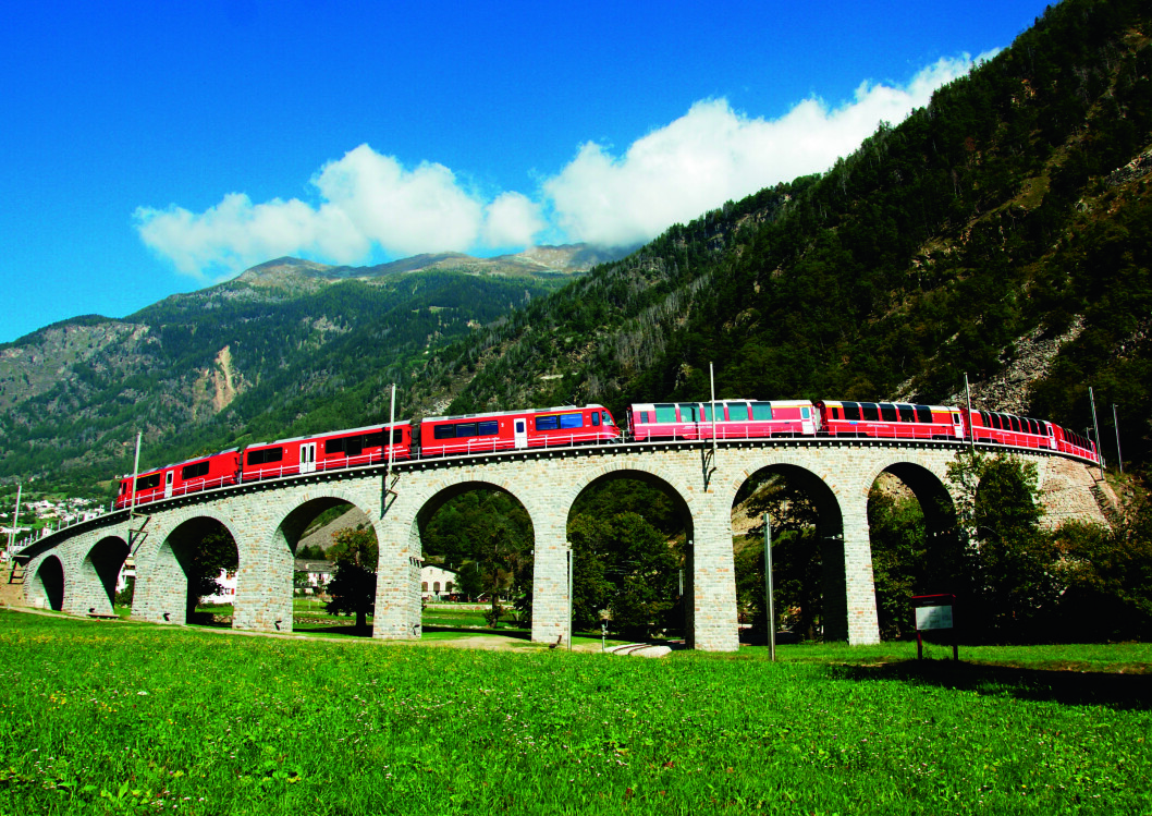 FLOTT LANDSKAP: Legendariske Glacier Express, som er det langsomste hurtigtoget i verden, kjører blant annet over 291 broer. FLOTT LANDSKAP: Legendariske Glacier Express, som er det langsomste hurtigtoget i verden, kjører blant annet over 291 broer.