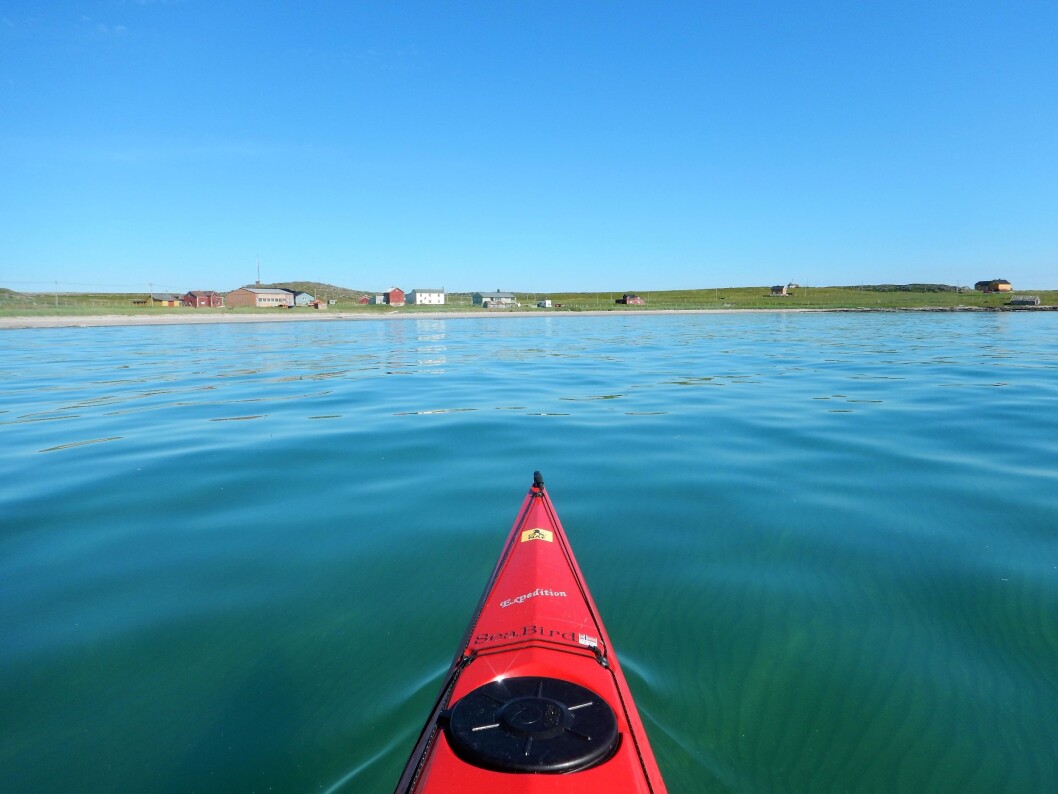 NASJONALE PADLEVEGER: For alle dem som har med seg kajakk på Norgesferie har de nasjonale turistveiene en fin tilleggskvalitet: Det er gode muligheter for å padle langs dem alle – som her, ved Indre Kiberg i Finnmark. Foto: Per Roger Lauritzen NASJONALE PADLEVEGER: For alle dem som har med seg kajakk på Norgesferie har de nasjonale turistveiene en fin tilleggskvalitet: Det er gode muligheter for å padle langs dem alle – som her, ved Indre Kiberg i Finnmark. Foto: Per Roger Lauritzen