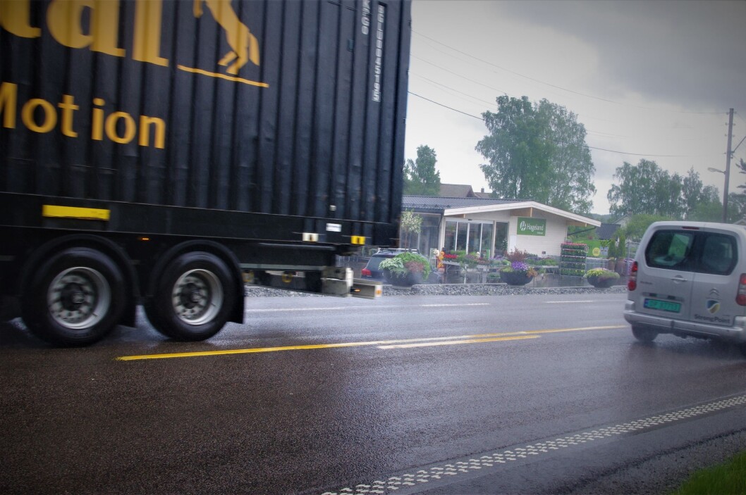 NORSK STANDARD: Dette er veistandarden på E18 bare to-tre mil fra Oslo sentrum. Trafikken dundrer forbi på smal tofeltsvei. Foto: Geir Røed NORSK STANDARD: Dette er veistandarden på E18 bare to-tre mil fra Oslo sentrum. Trafikken dundrer forbi på smal tofeltsvei. Foto: Geir Røed