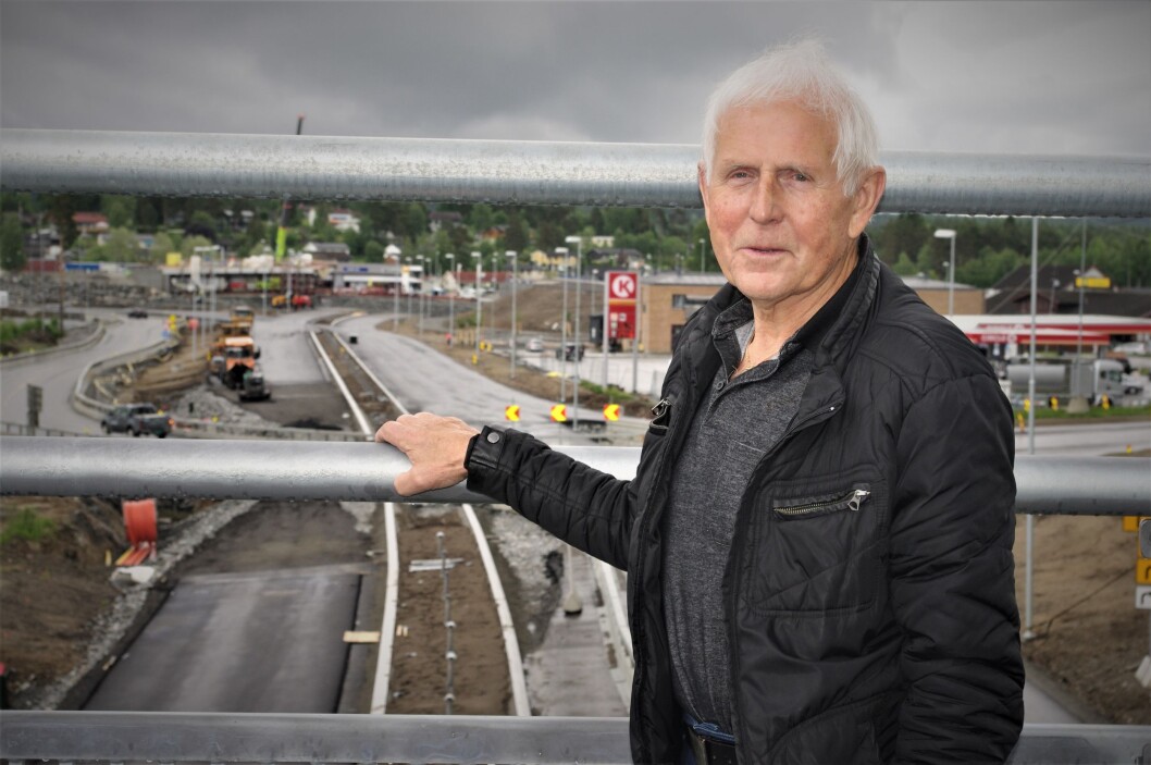 KRITISK: Tidligere ordfører Nils Skogstad i Marker kommune er kritisk til E18-utbyggingen gjennom Follo og Indre Østfold. I bakgrunnen bygger Statens vegvesen den dyre Norgesporten. Foto: Geir Røed KRITISK: Tidligere ordfører Nils Skogstad i Marker kommune er kritisk til E18-utbyggingen gjennom Follo og Indre Østfold. I bakgrunnen bygger Statens vegvesen den dyre Norgesporten. Foto: Geir Røed