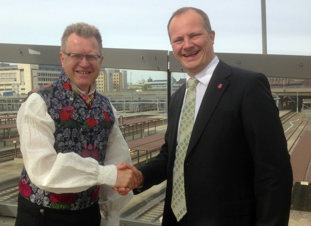 BUDSKAP: Ordfører Erik Unaas (t.v.) har ett budskap til samferdselsminister Ketil Solvik-Olsen: Bygg ferdig E18! Her er de to i et hyggelig møte ved en tidligere anledning. Foto: Eidsberg kommune BUDSKAP: Ordfører Erik Unaas (t.v.) har ett budskap til samferdselsminister Ketil Solvik-Olsen: Bygg ferdig E18! Her er de to i et hyggelig møte ved en tidligere anledning. Foto: Eidsberg kommune