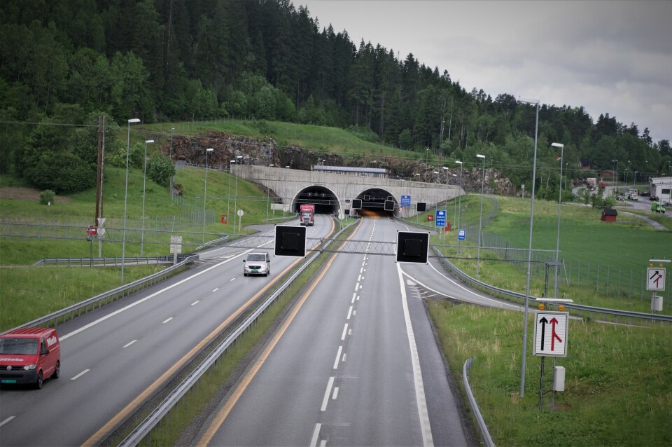 DELVIS TOPP: På bare deler av strekningen mellom Vinterbro og svenskegrensen er det slik veistandard som her ved Askimporten med fire felt og veitunnel i to tunnelløp. Foto: Geir Røed