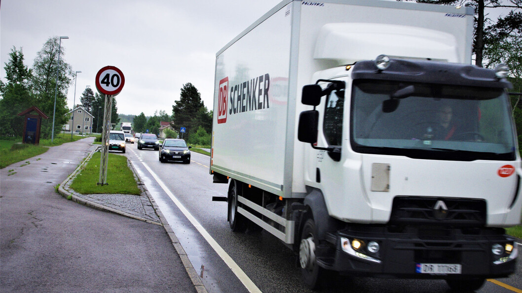 40 KM/T: Ved Opakermoen ligger husene så tett inntil veien at det er fartsgrense på 40 km/t. Foto: Geir Røed 40 KM/T: Ved Opakermoen ligger husene så tett inntil veien at det er fartsgrense på 40 km/t. Foto: Geir Røed